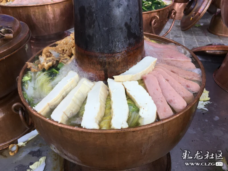 霸气的大炊锅.一溜排开的美食.欢乐的跳啊跳.