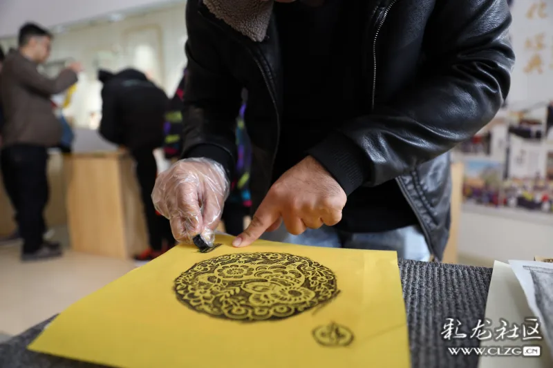 外国友人体验传拓技艺感受非遗魅力