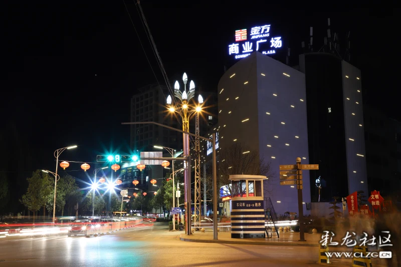 以东湖置业为中心的高楼和湖边点缀的灯光将安宁的迷人夜晚展示: 东湖