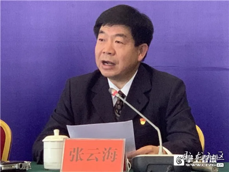 市政府新闻办主任黄杰主持发布会,市卫健委党委书记张云海,市工信局