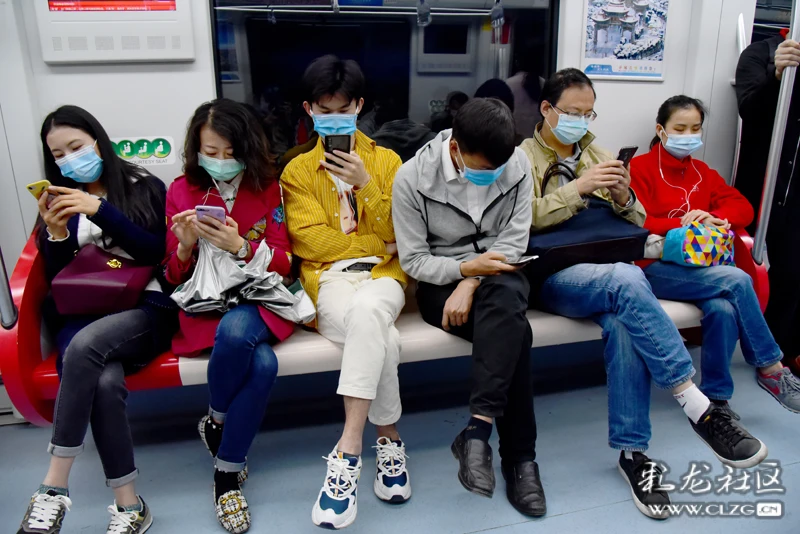 防疫期间坐地铁出行的人们