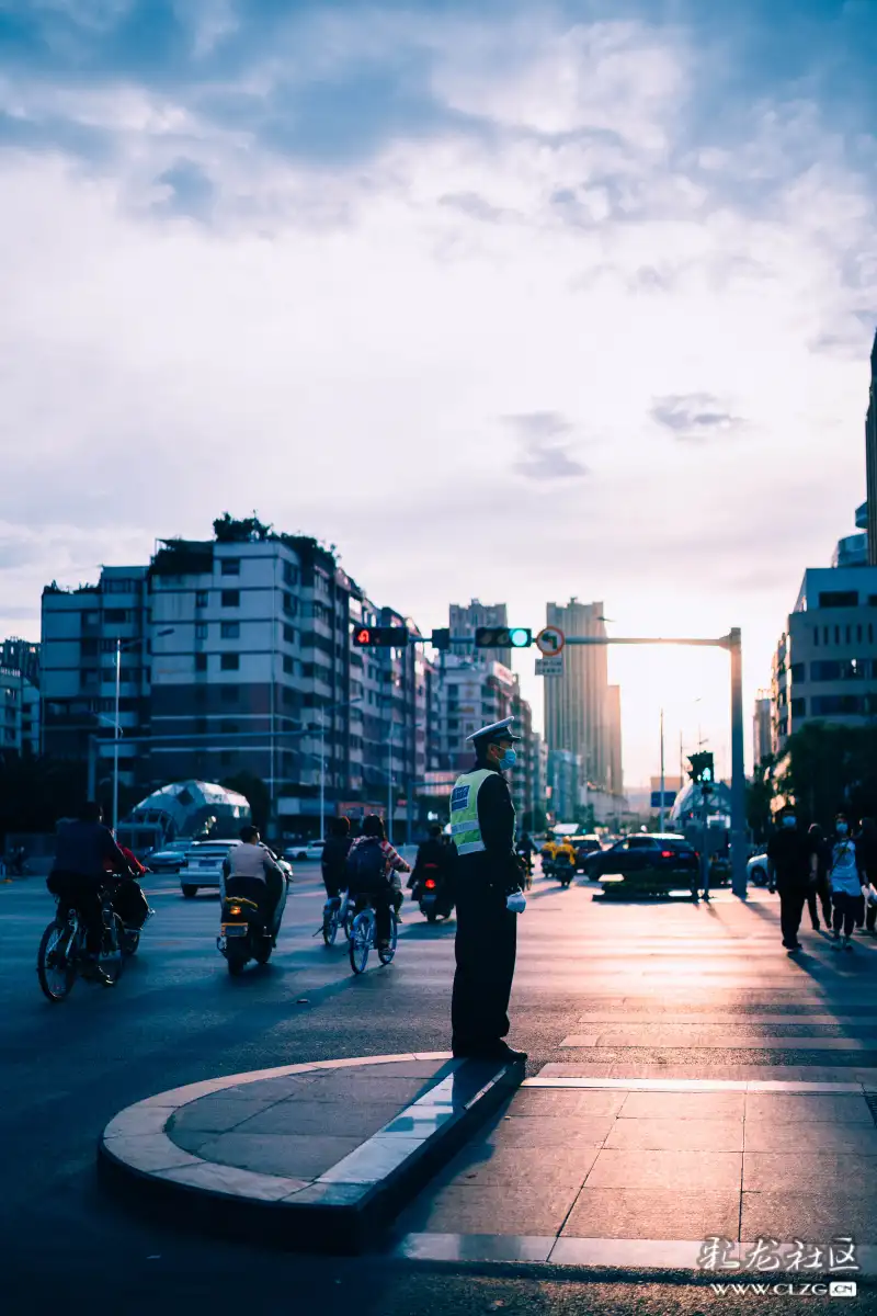 同德广场傍晚回家的人群