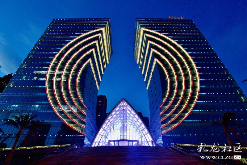 夜幕下的云报传媒广场