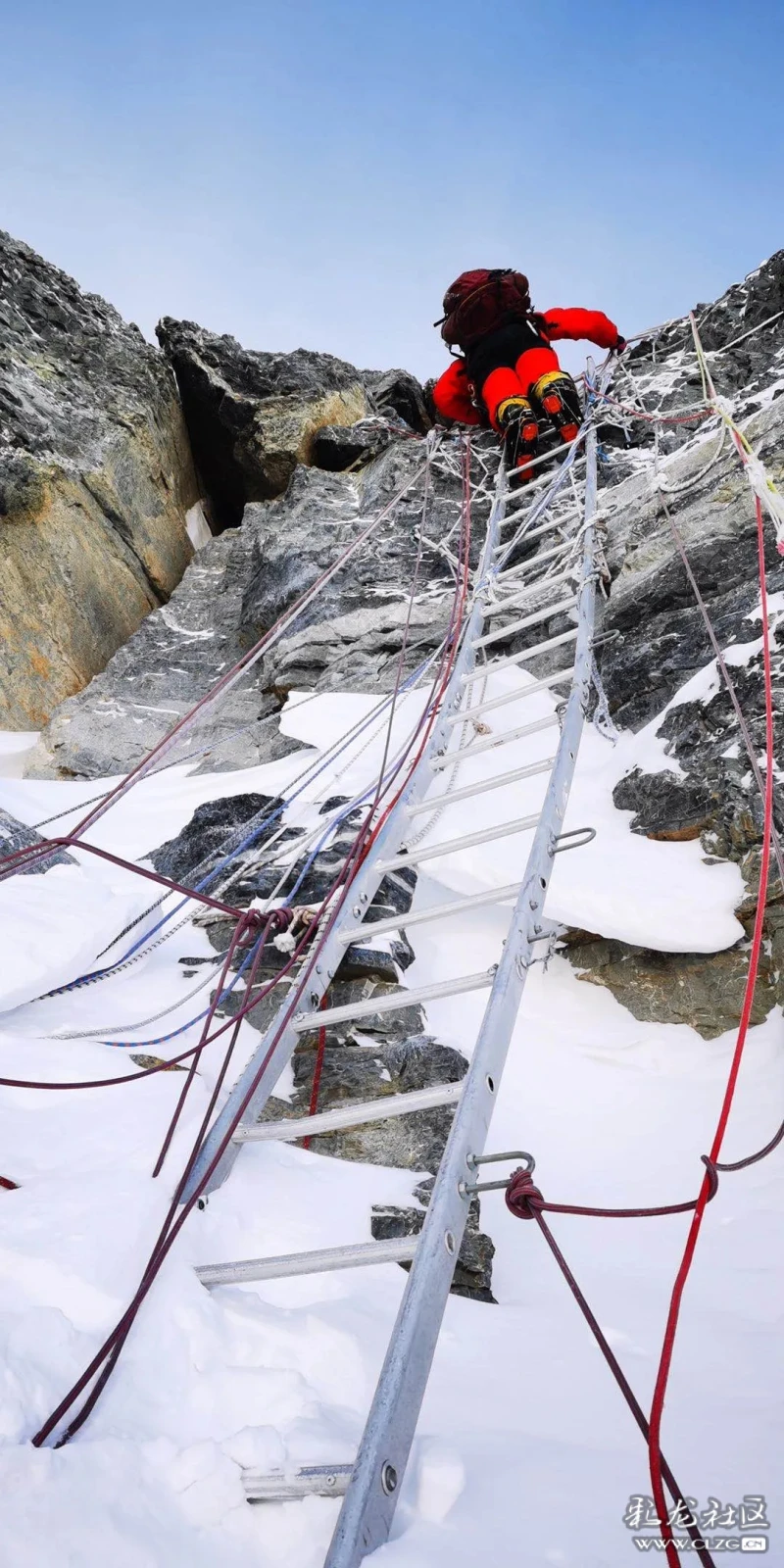 中国2020珠峰高程测量登山队登顶地球之巅珠穆朗玛峰新华社