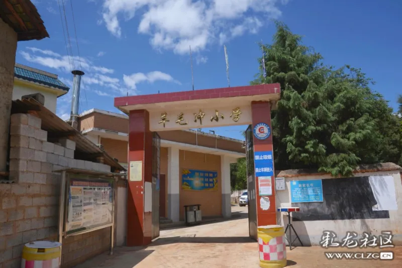 羊毛冲小学位于功山镇,共有一二年级及学前班共40名孩子.