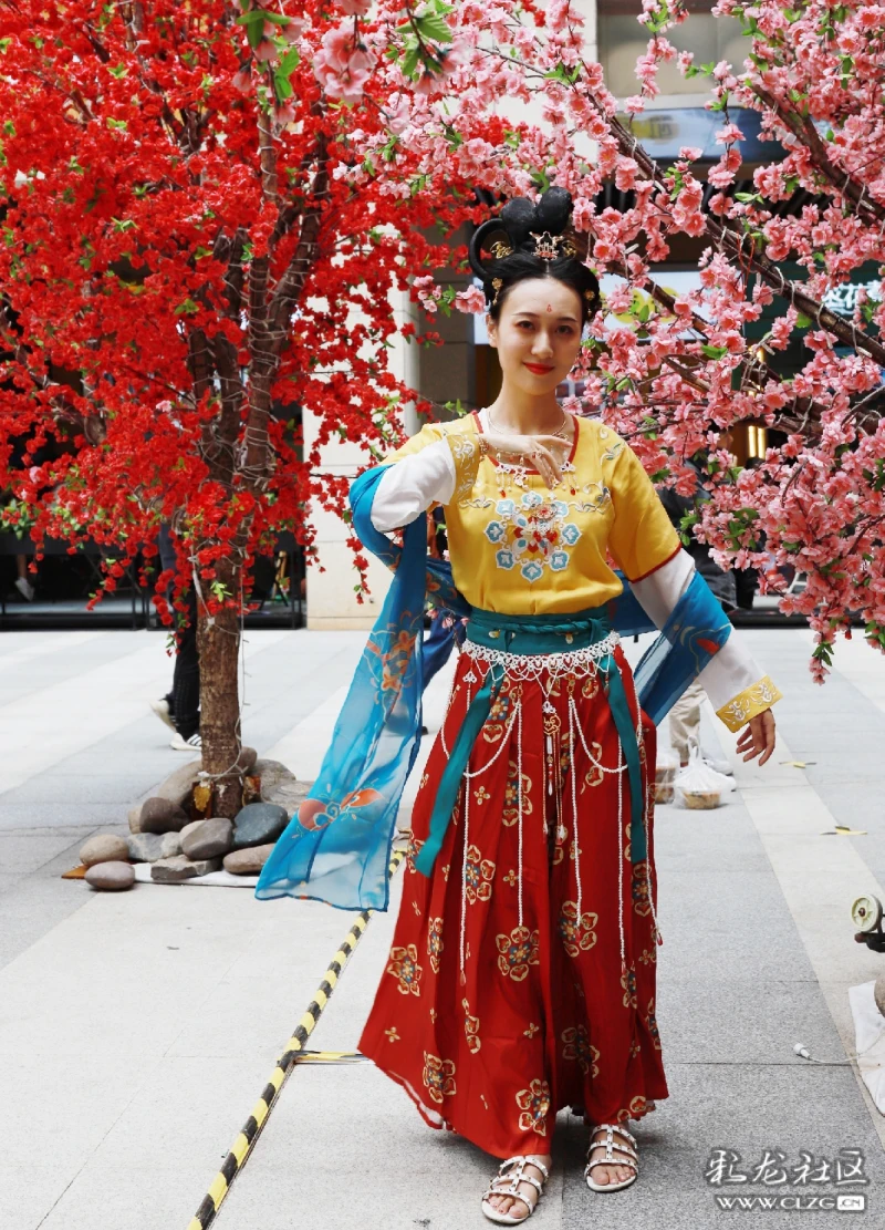 昆明的一群年轻人穿着汉服这样过端午节