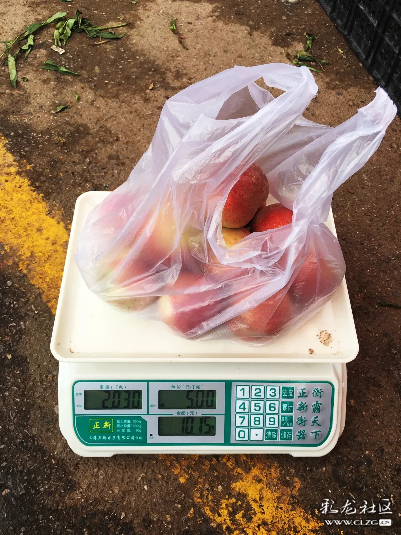 地摊上买水果会遭遇少称吗