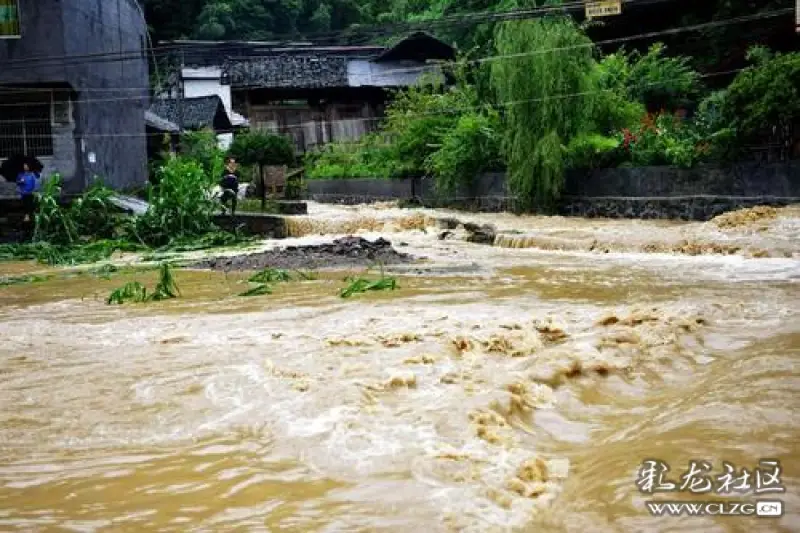 暴雨狂歌,有几处,奔流嗟叹.溪涌动,轰鸣无限,飞砂浪卷.
