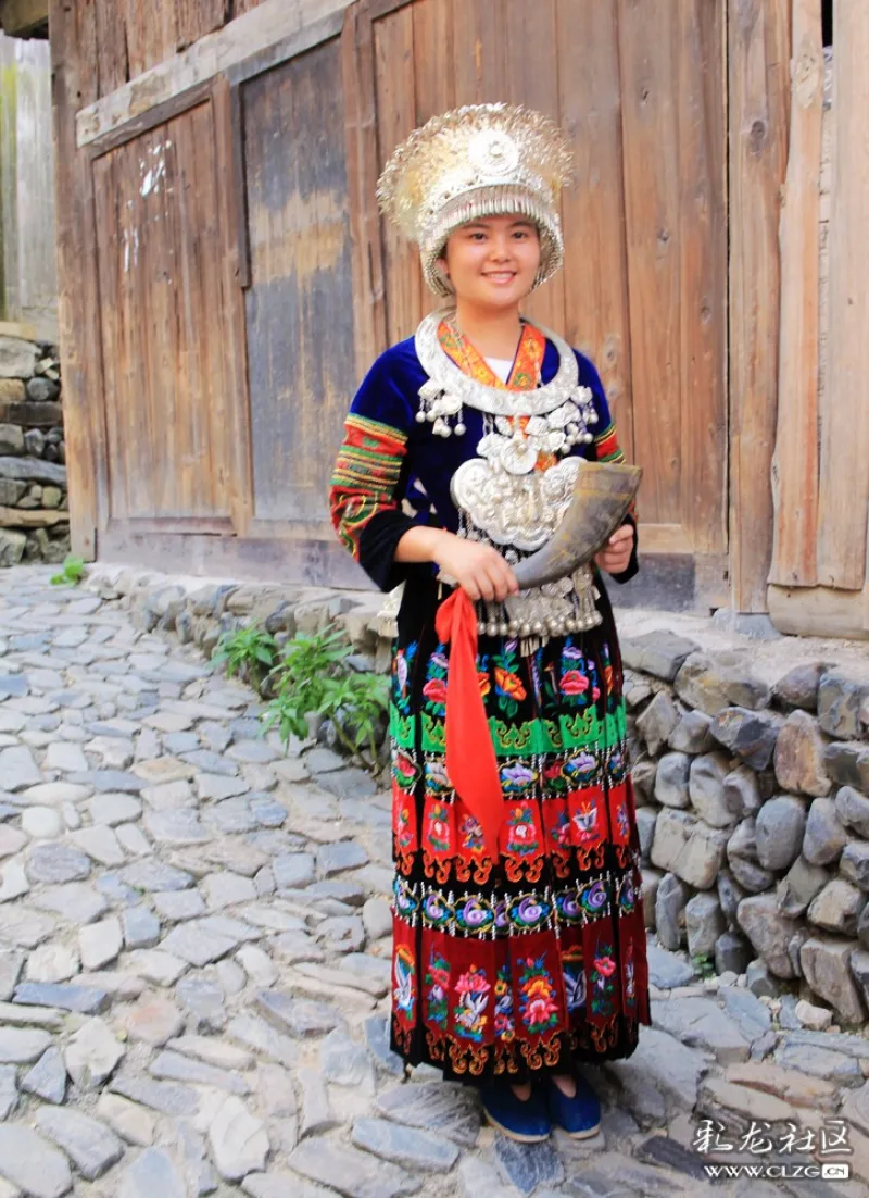 贵州行郎德上寨多彩的长裙苗