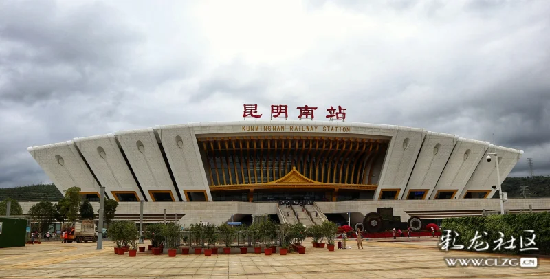 雨中的昆明南站