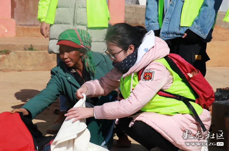 暖冬捐衣大学生在行动