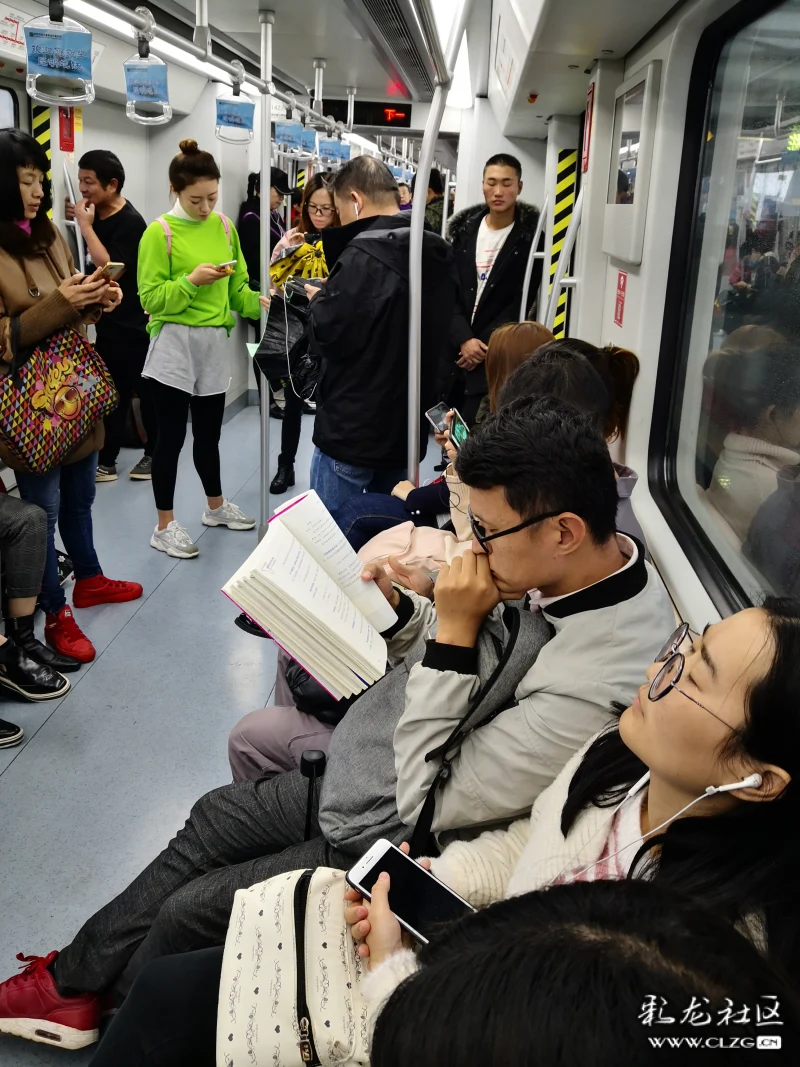 地铁读书人