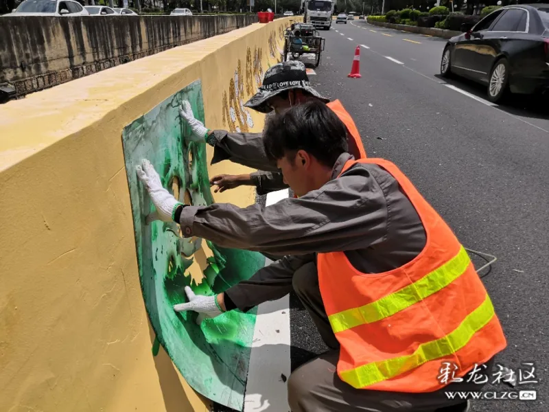 比心彩绘工人在海源中路修补被大雨冲淡的双龙戏珠手绘画