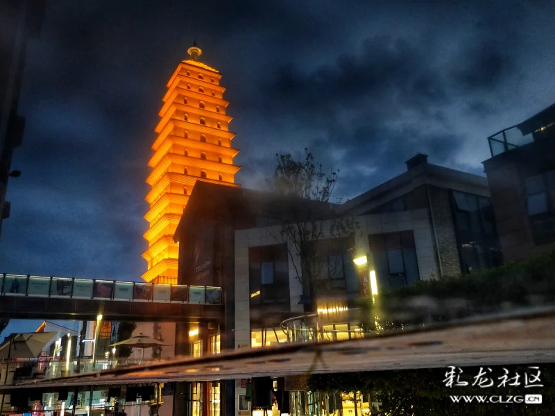夜太美·王府井滇池小镇双塔