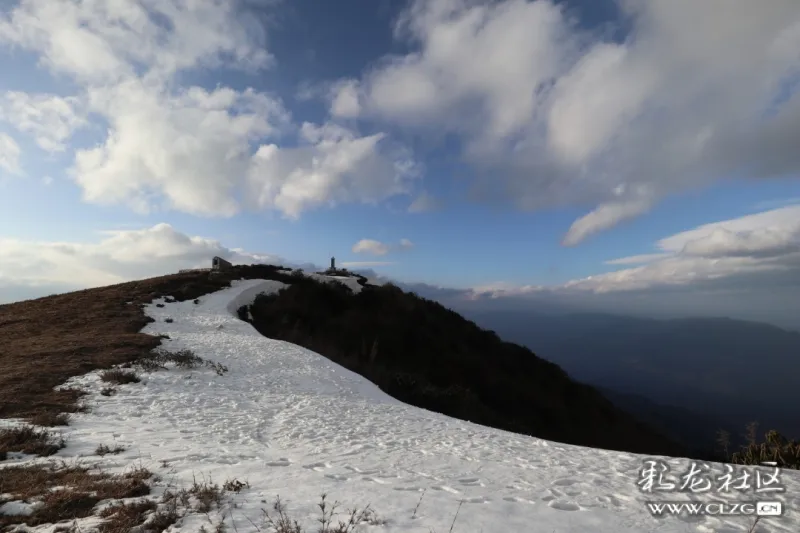 阳春三月赏花踏雪徒步道人山