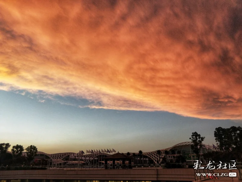 绯红滇池小镇晚霞