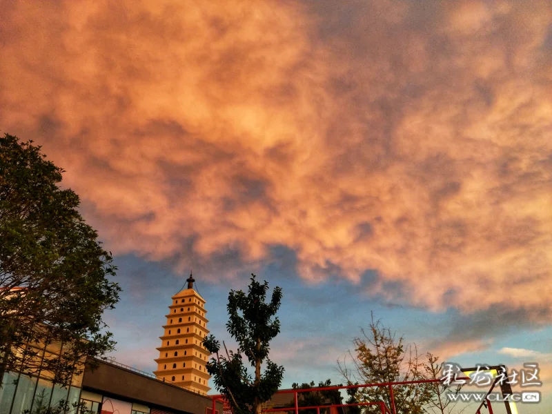 绯红滇池小镇晚霞