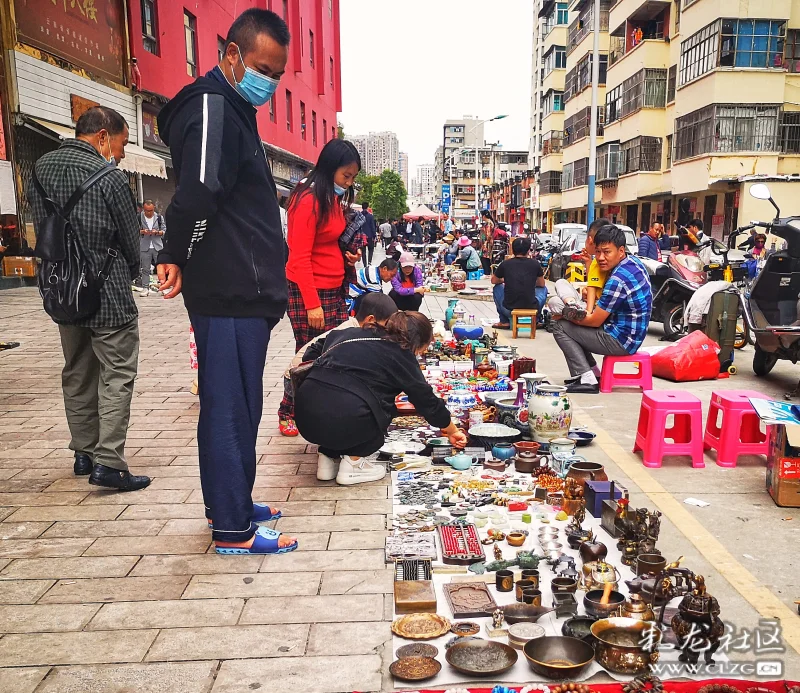 小龙四方街地摊集市