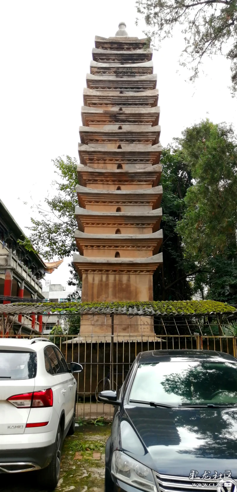 淹沒在高樓之間的大德寺雙塔