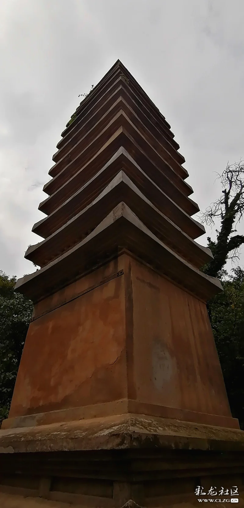 淹沒在高樓之間的大德寺雙塔