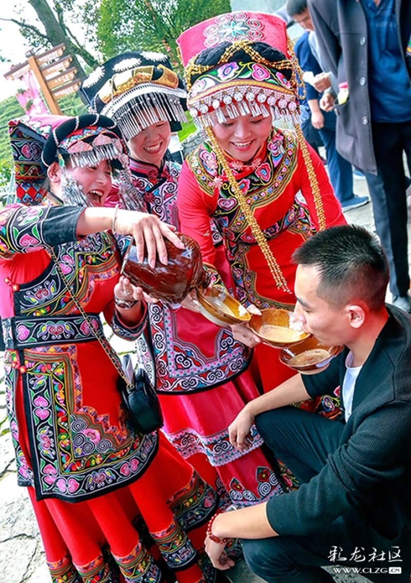 彝族同胞把它叫作"海坪"彝语的意思是很大的一片开阔地.