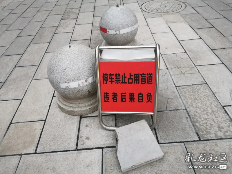 高新区小食候湘停车场占用盲道