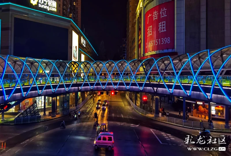 从交三桥到小花园我慢步在灯火阑珊的夜色里