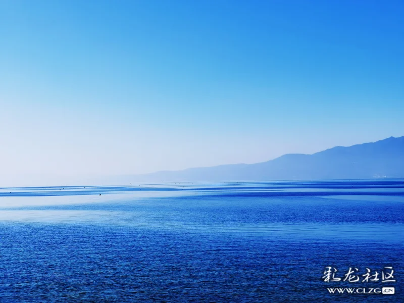 蓝蓝的天空清清的湖水