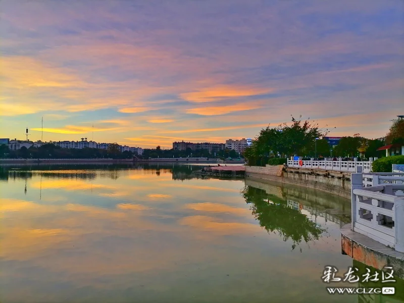 夕阳西下的昆钢日月湖