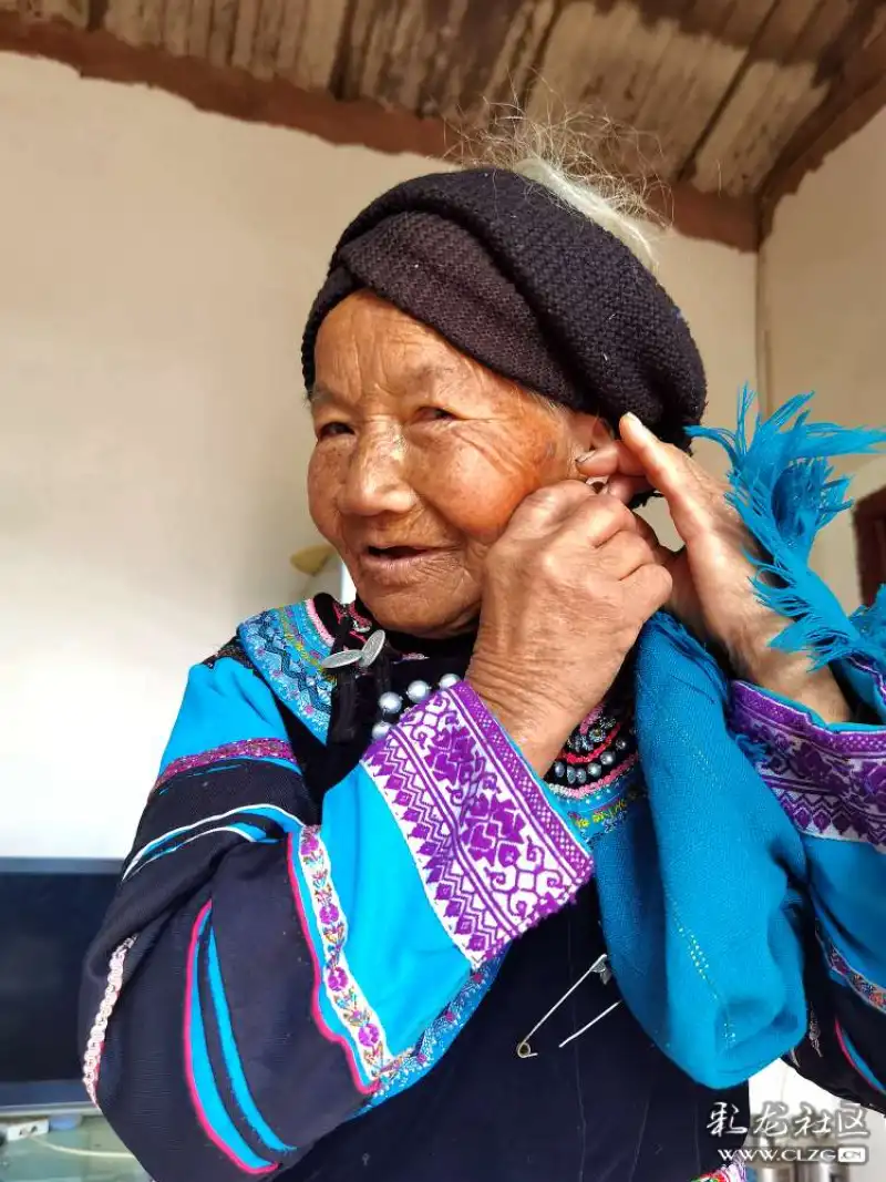 彝族大妈拍照记