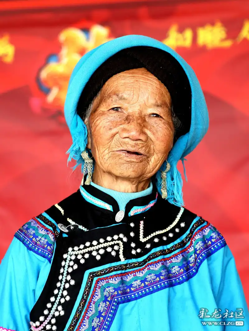 彝族大妈拍照记
