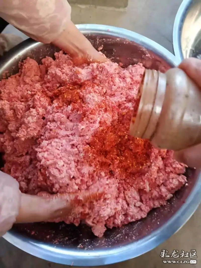 以猪血为食材就不能不提"血豆腐"了,血豆腐制作选择的猪血,一般没有太