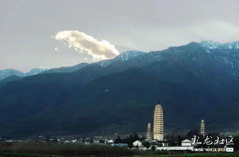 而"望夫云"则出现在冬春季,主要出现在苍山十九峰之一玉局峰的峰顶