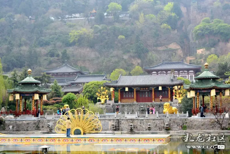 華清宮因在驪山,又叫驪山宮,亦稱驪宮.