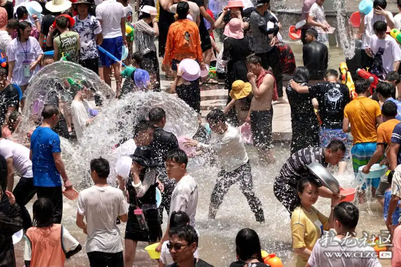 狂欢的戛洒沐浴节