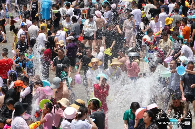 狂欢的戛洒沐浴节