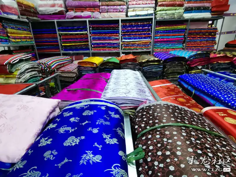 在新螺蛳湾三期布料批发市场里,除了一般的布料外,最显眼的当属花色