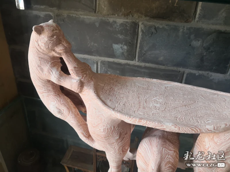 巨角封牛的护犊之情是甘于奉献的精神,其寓意不惧死亡与损耗,有新生之