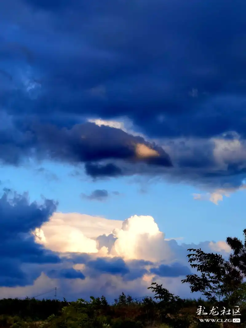 奇幻彩云一场风雨过后天空遍布彩云五颜六色云卷云舒风景独特