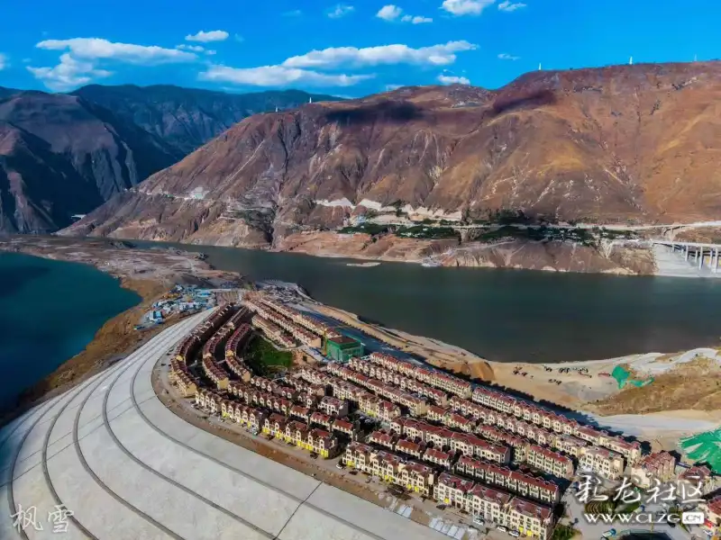 东川港雪山雄鹰