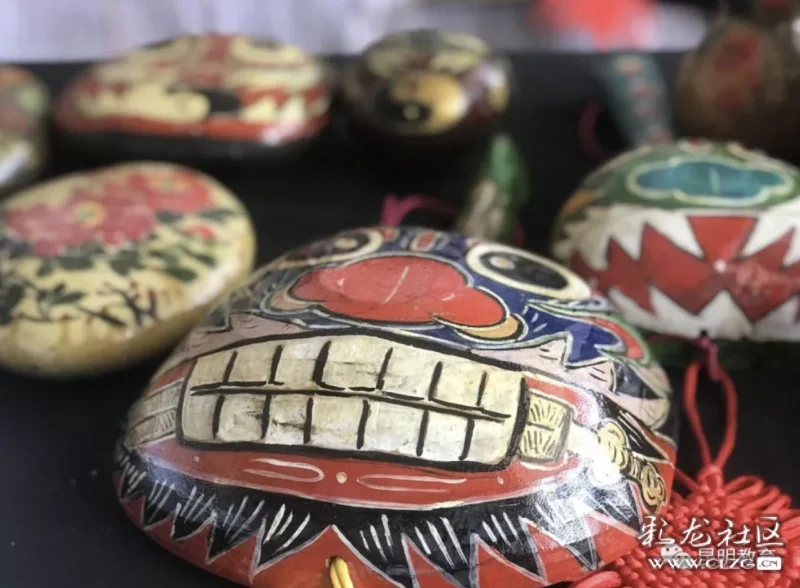 74岁的陆光才,是传统瓢画技艺传承人.