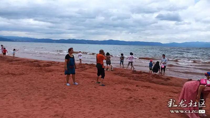 的栈道玉溪澄江抚仙湖"红山咀"景区位于抚仙湖北岸,距昆明市区60公路