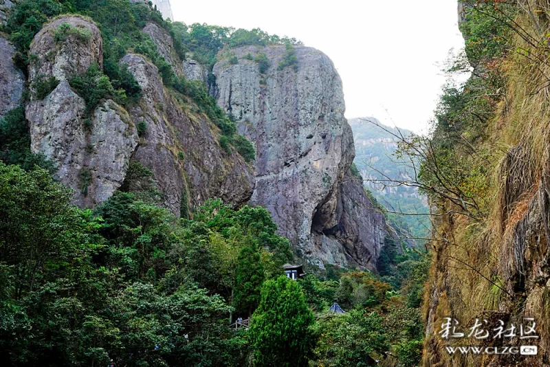 雁蕩山:臥龍谷中天柱峰與斷腸崖風光!-彩龍社區