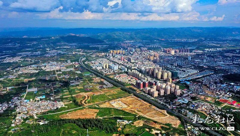置身68道拐时,不用无人机航拍是无法看到这样的全貌的.