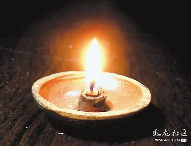 我们轮流着上香,烧纸钱,续灯油不时用香把子挑一挑灯芯人活着,就要有