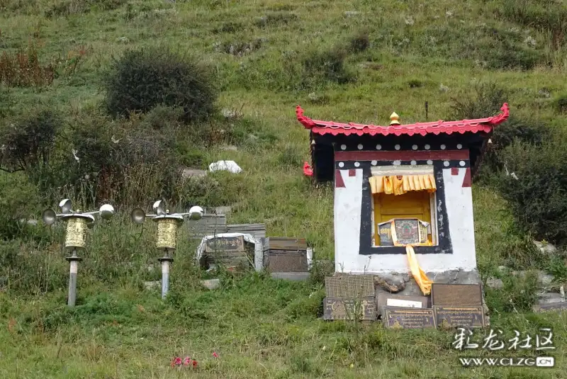 郎木寺後山的天葬臺