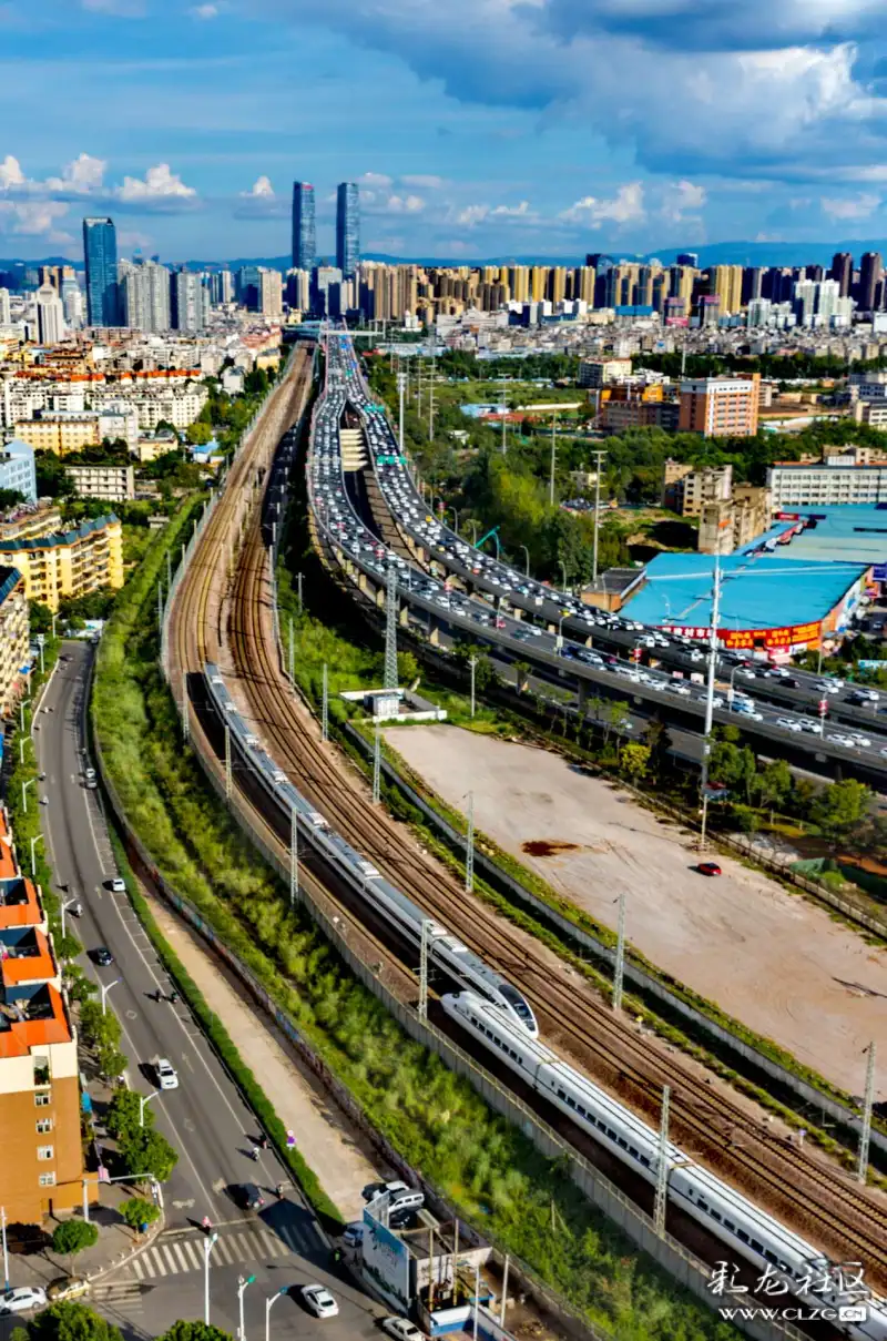 昆明南二环旁的公路铁路