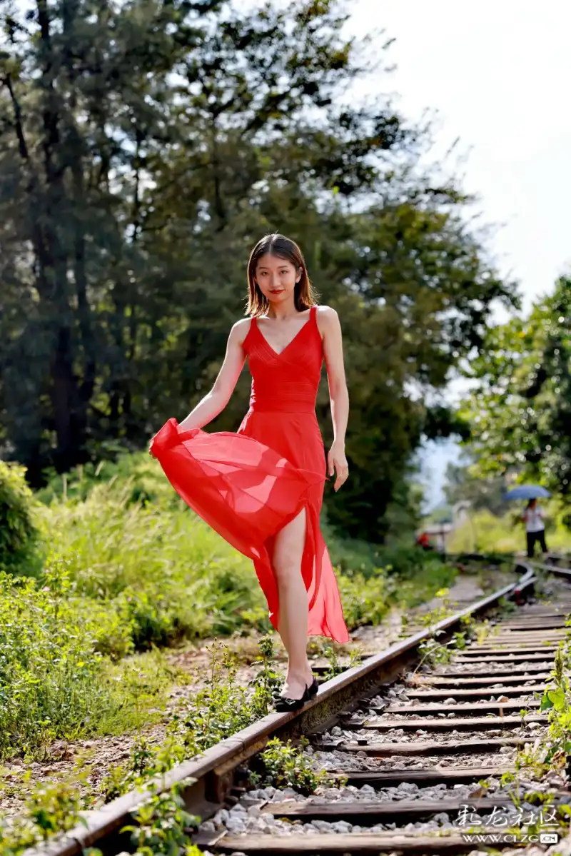 红衣女郎舞秋风