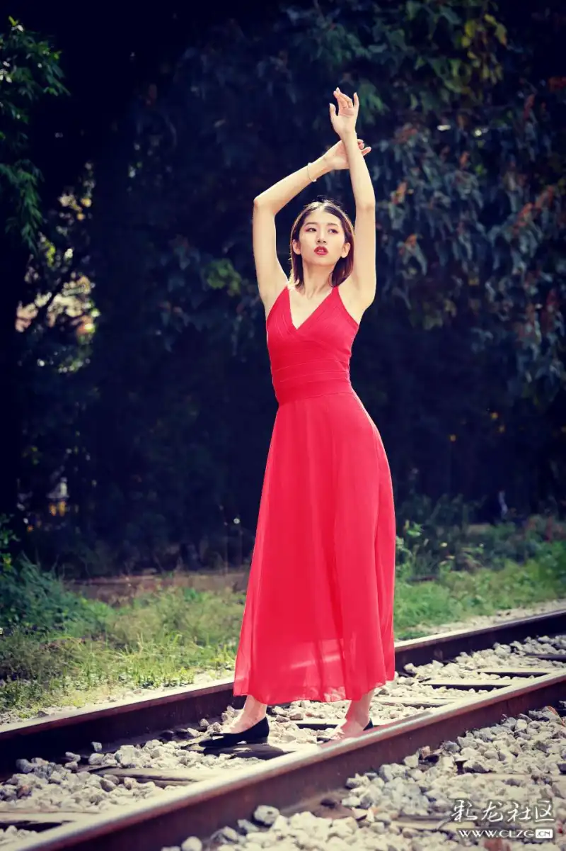 红衣女郎舞秋风