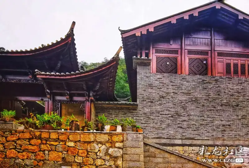 六郎城,古称" 营上村",也叫"一磨村",位于广南县杨柳井乡.